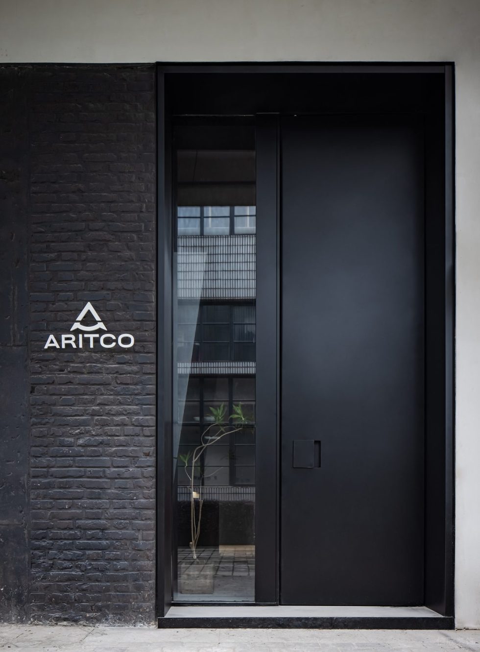 Aritco電梯展廳裝修設計 外立面灰磚玻璃造型墻面